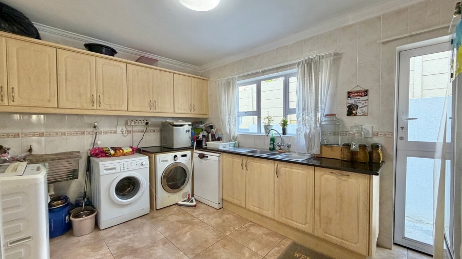5 Bedroom Property for Sale in Mountainside Western Cape